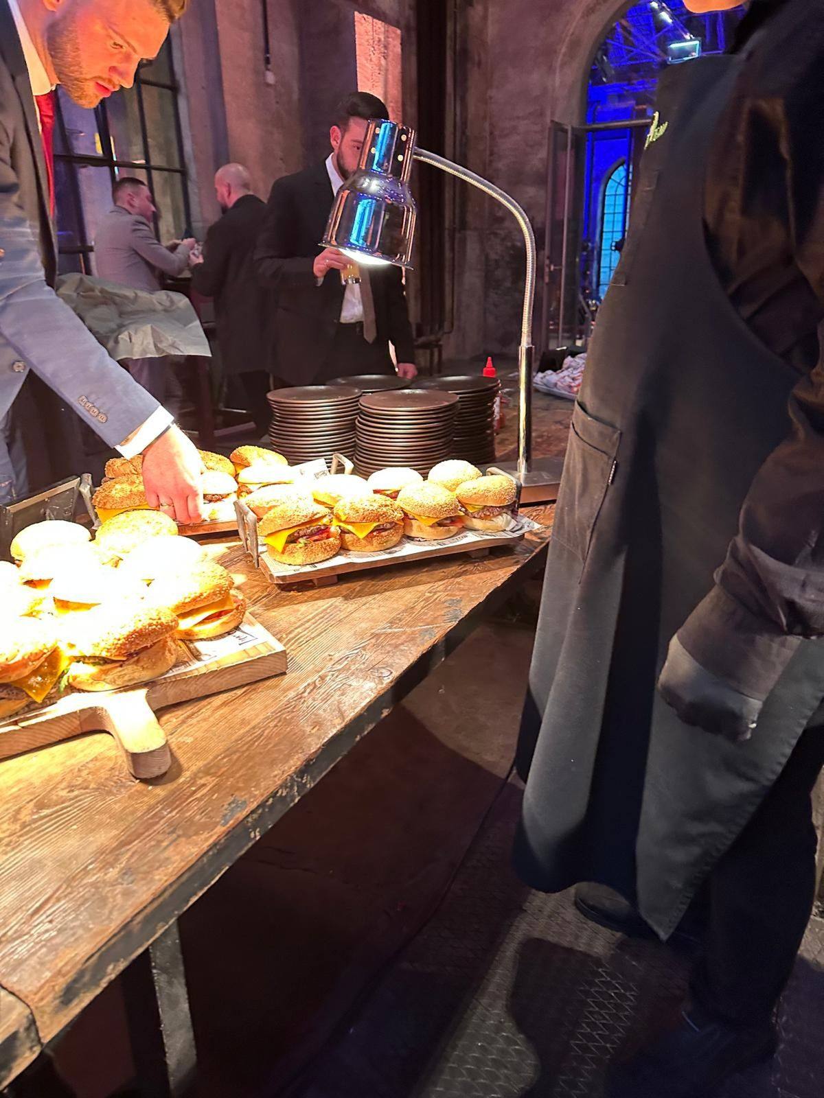 Burger-Station mit Wärmelampe bei einer Abendveranstaltung