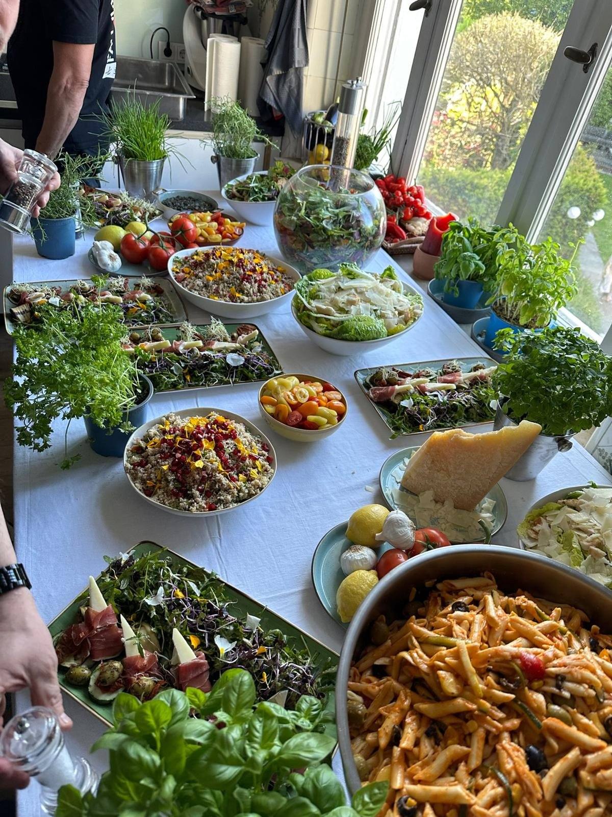 Salatbuffet mit Quinoa, Pasta, Parmesan und frischen Kräutern