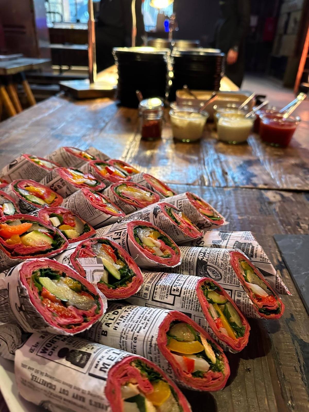 Gemüse-Wraps in Zeitungspapier als Fingerfood bei einem Event